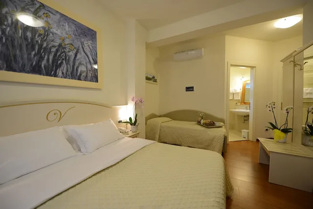 غرفة كلاسيكية ثلاثية بسرير مزدوج وسرير فردي، Hotel Viscardo 1/3