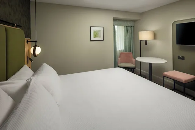 غرفة بسرير كينج بإطلالة على الحديقة، DoubleTree by Hilton Hotel & Spa Chester 1/10
