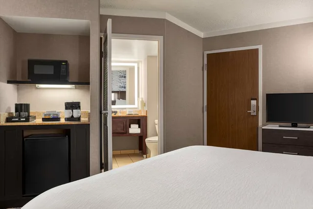 Room, King Bed, Embassy Suites by Hilton Kansas City Overland Park 2/3