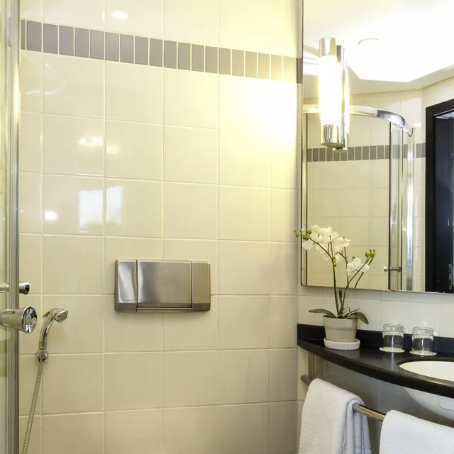 غرفة سوبيريور بسرير كينج بإطلالة على البحر، ibis Kuwait Salmiya 8/8