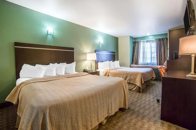 جناح بسريرين كوين لذوي الإعاقة، Quality Inn and Suites Elko 2/3