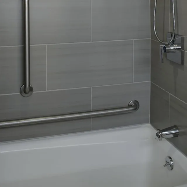 غرفة بسرير كينج مع أريكة بحوض استحمام لذوي الإعاقة، Marriott East Lansing At University Place 9/10