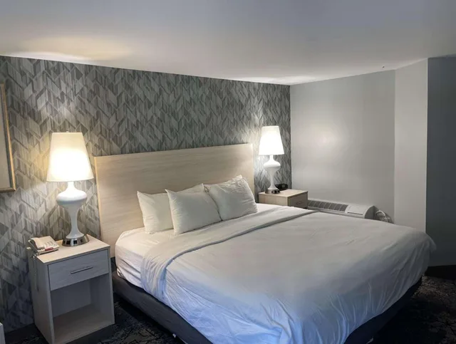 Space, King Bed، Woodwards White Mountain Resort, BW Signature Collection 2/3