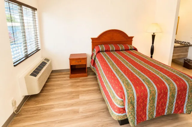 غرفة بسرير كينج بمطبخ صغير لغير المدخنين، Solano Inn Vallejo Napa Valley / Six Flags 1/5