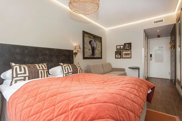 غرفة بسرير كوين بشرفة مع أريكة، Dyreparken Safarihotell 1/10