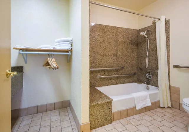 غرفة بسريرين كوين لذوي الإعاقة، Motel6 Portland, OR – Southeast 6/6
