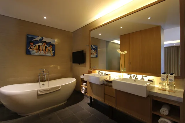 Suite, King Bed, Ossotel Legian Bali 4/5