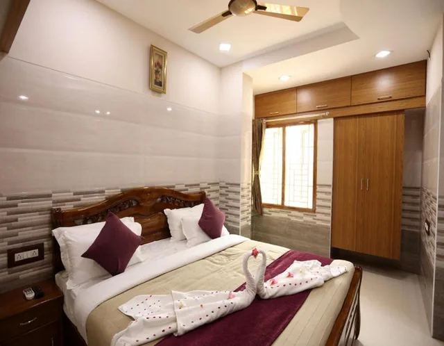 جناح بسرير كوين، Green Palace 1/3