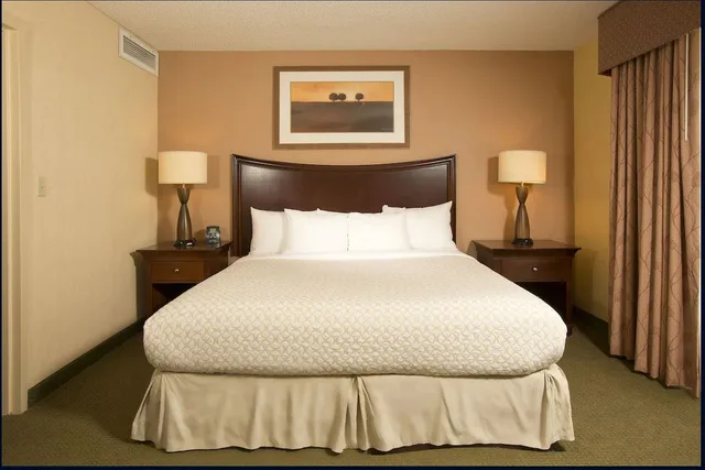 جناح بسرير كينج، Embassy Suites by Hilton Tulsa I-44 1/1
