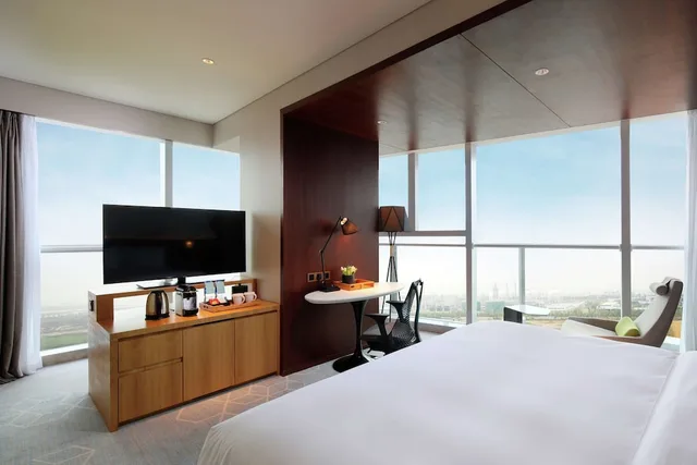Premium, King Bed, with View, Hilton Garden Inn Zhuhai Hengqin 2/5