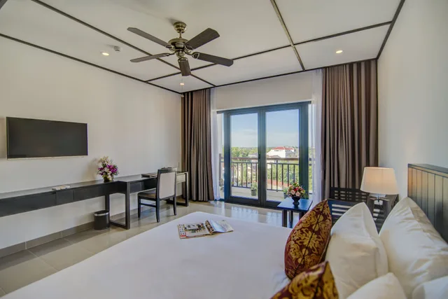 غرفة ديلوكس بسرير كينج بشرفة، White Lotus Hotel Hoian 5/8