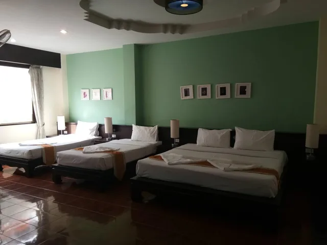 غرفة عائلية بسرير كينج وسريرين منفصلين، J Hotel 1/1