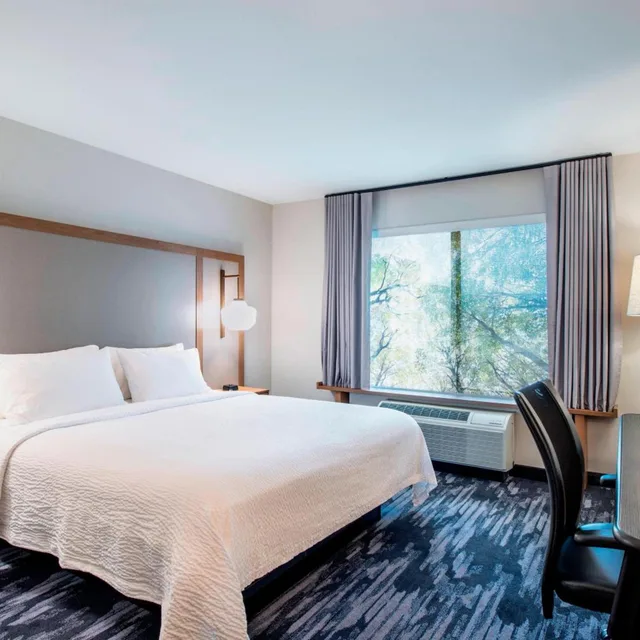 غرفة بسرير كينج بحوض استحمام لذوي الإعاقة، Fairfield Inn And Suites Kelowna 2/4