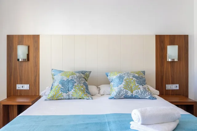 غرفة سوبيريور بسرير كوين بشرفة، Neptuno Paguera Hostal 4/8
