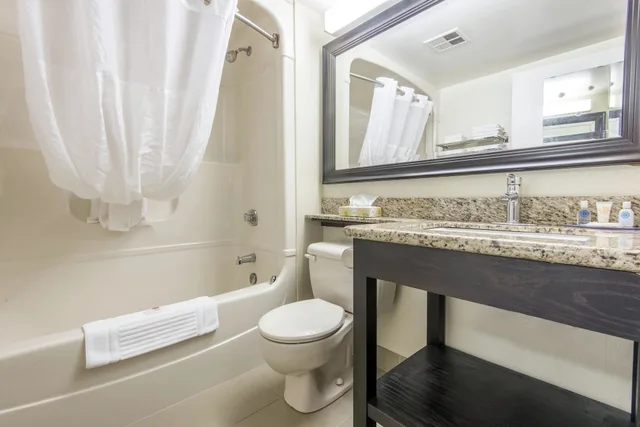 Upgrade, King Bed, Ground Floor، Comfort Inn North Bay 6/6