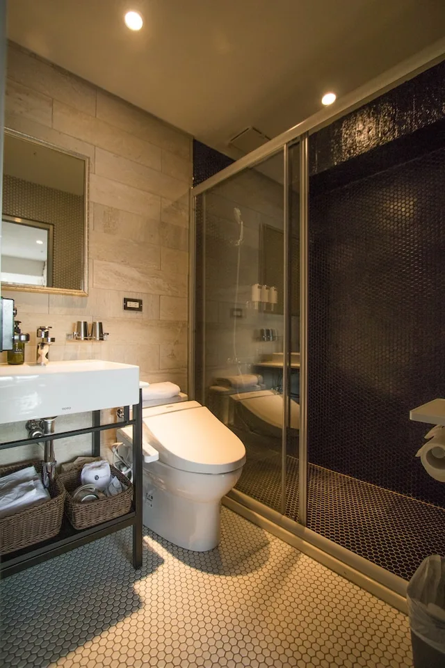 غرفة كلاسيكية بسرير مزدوج وسريرين منفصلين بحمام خاص، Nk Hostel 7/8