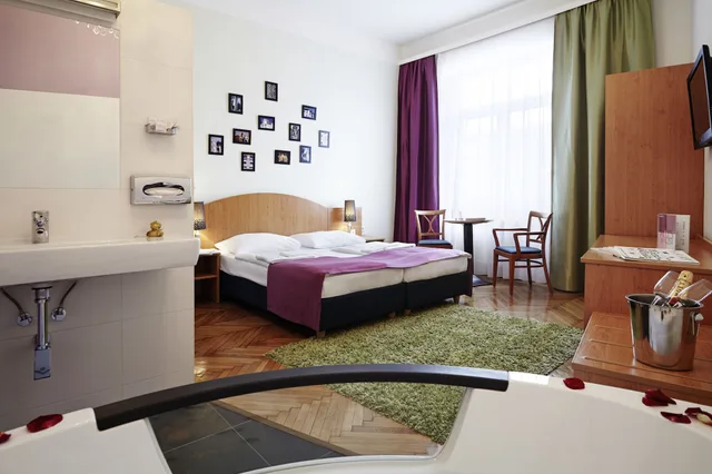 غرفة بسرير مزدوج بجاكوزي، Boutique Hotel Donauwalzer 2/5