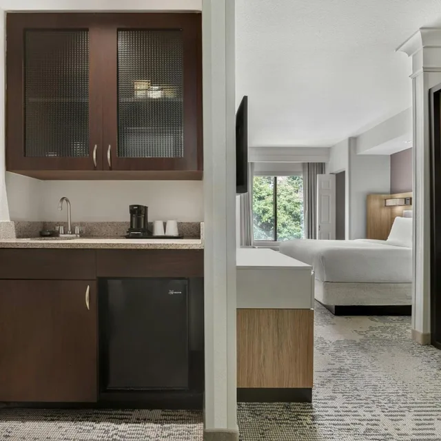 جناح بسرير كينج مع سرير سحّاب إضافي مع أريكة بحوض استحمام لذوي الإعاقة، SpringHill Suites by Marriott Jacksonville North I-95 Area 5/6