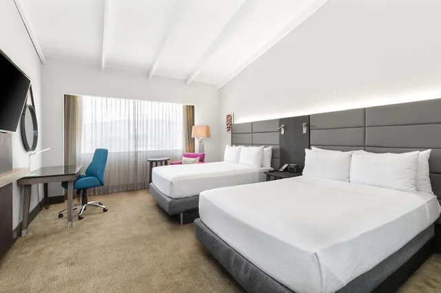 غرفة قياسية بسريرين مزدوجين مع دخول صالة النادي في الطابق العلوي، Crowne Plaza San Jose La Sabana by IHG 1/5