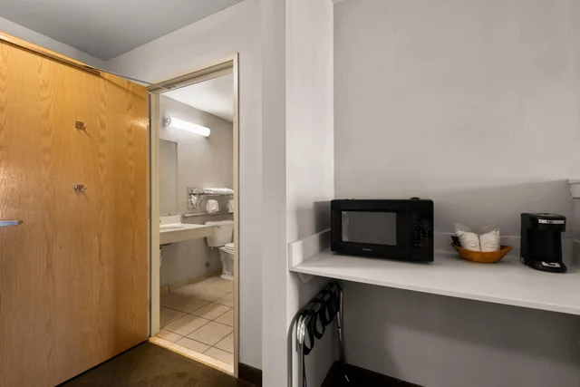 غرفة بسرير كينج لذوي الإعاقة، Rodeway Inn & Suites Tomahawk 5/5