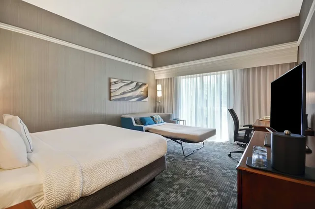 غرفة بسرير كينج بإطلالة على الفناء بشرفة مع أريكة، Courtyard by Marriott Springfield 1/3