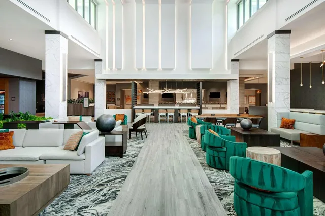 جناح بسريرين كوين بغرفتين مع أريكة لذوي الإعاقة، Embassy Suites by Hilton Alpharetta Halcyon 1/1