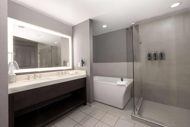 شقة سكنية بسريرين كوين بغرفة نوم واحدة مع أريكة، Hilton Promenade At Branson Landing 4/4