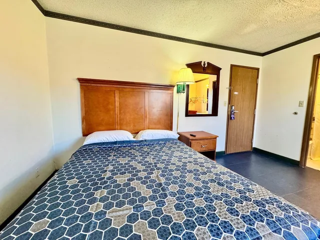 Deluxe, Queen Bed, Americas Best Value Inn Seward 2/3