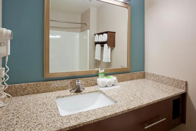 جناح بثلاثة أسرّة بغرفتي نوم، Holiday Inn Express Hotel And Suites St Cloud 5/6