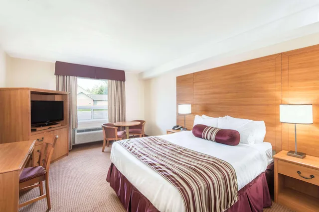 غرفة بسرير كينج، Super 8 by Wyndham Cornwall ON 2/2