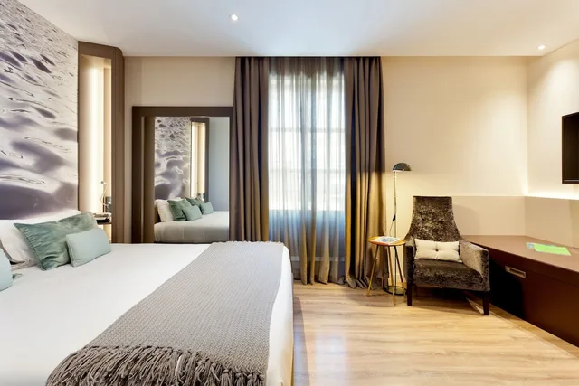 Condal, Queen Bed, Paseo De Gracia View, Condes de Barcelona 4/5