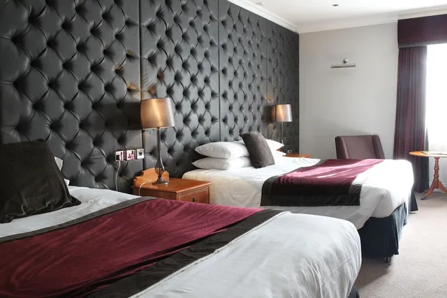 غرفة سوبيريور عائلية بسرير كينج وسرير فردي، The Moat House 1/2