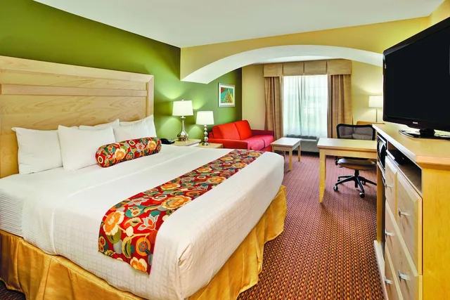 جناح ديلوكس بسرير كينج، La Quinta Inn & Suites by Wyndham Rochester Mayo Clinic S 1/2