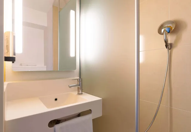 غرفة رباعية بسرير مزدوج وسريرين منفصلين، B B Hotel Lyon Sud Etats Unis 5/5