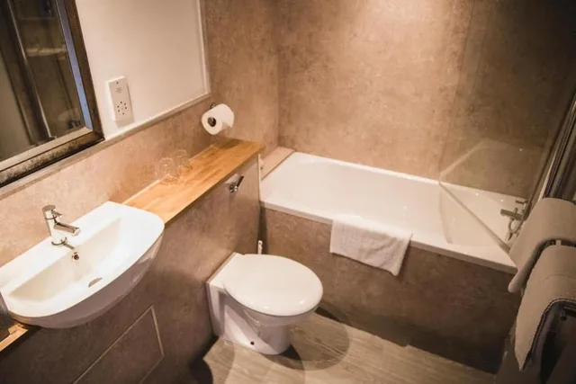 Compact Double Room، OYO The Red Lion Hotel 2/2