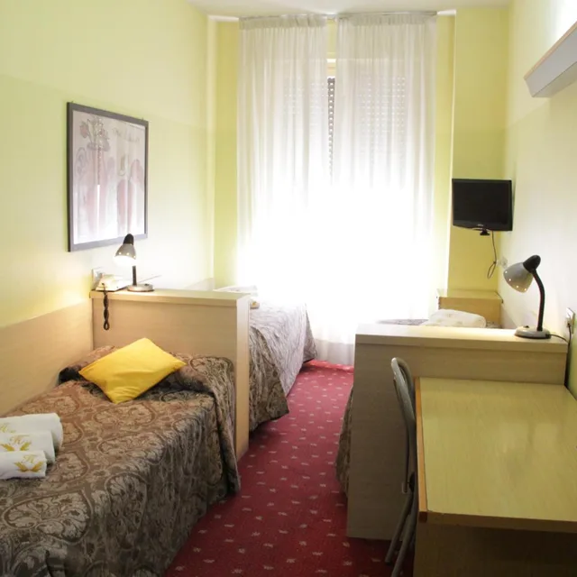 غرفة ثلاثية، Hotel Lugano 9/10