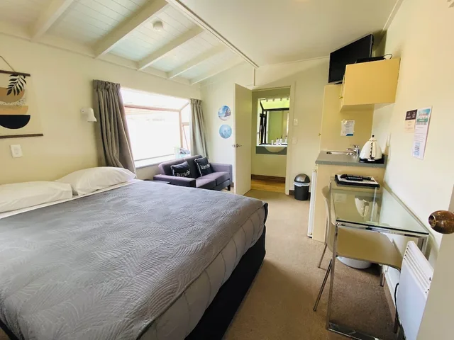 Studio, Commodore Motels 1/5