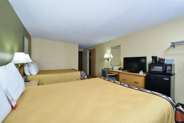غرفة قياسية بسريرين كوين، Super 8 by Wyndham Minot Airport 2/6