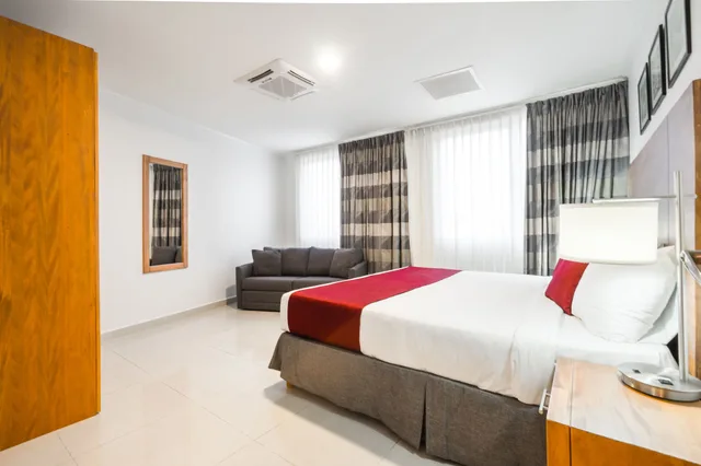 جناح إليت بسريرين كينج بغرفتي نوم مع أريكة بمطبخ صغير، City Suites Curacao 3/7