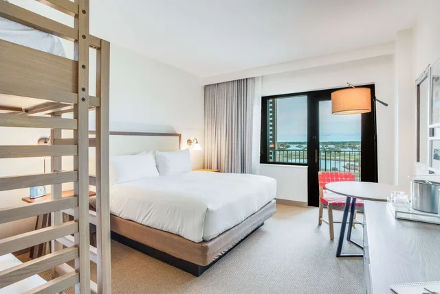 Room, King Bed, Bunk Bed, Gulf Front, Balcony، The Lodge At Gulf State Park A Hilton Hotel 6/10
