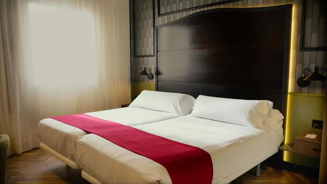غرفة بسريرين منفصلين مع سرير إضافي، Hotel Vertice Aljarafe 3/10