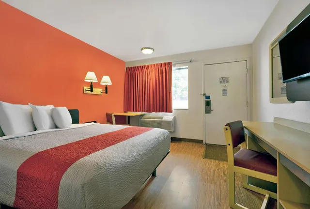 غرفة بسرير كوين للمدخنين، Motel6 Alamogordo, NM 1/10