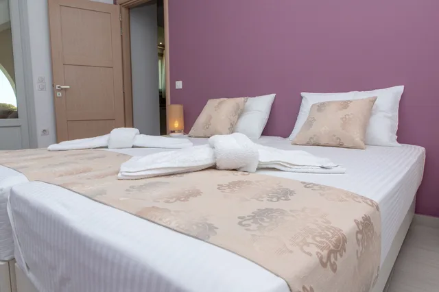 فيلا بسرير كوين وسريرين منفصلين بإطلالة على البحر بغرفتي نوم مع أريكة بمسبح خاص، Sun and Moon Villas and Suites 4/6