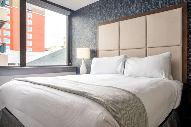 جناح جونيور بسرير كينج مع أريكة بمنطقة جلوس، Haywood Park Hotel, Ascend Hotel Collection 1/8