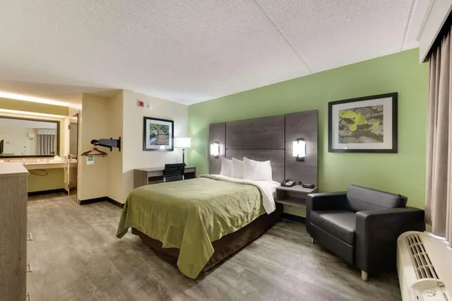 غرفة بسرير مزدوج بإطلالة على الجبل للمدخنين لذوي الإعاقة، Quality Inn Airport - Southeast 1/4
