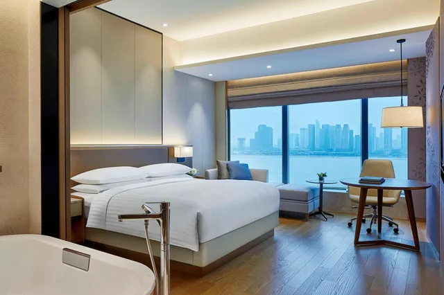 غرفة بسرير مزدوج بإطلالة على النهر، Hangzhou Marriott Hotel Qianjiang 2/5