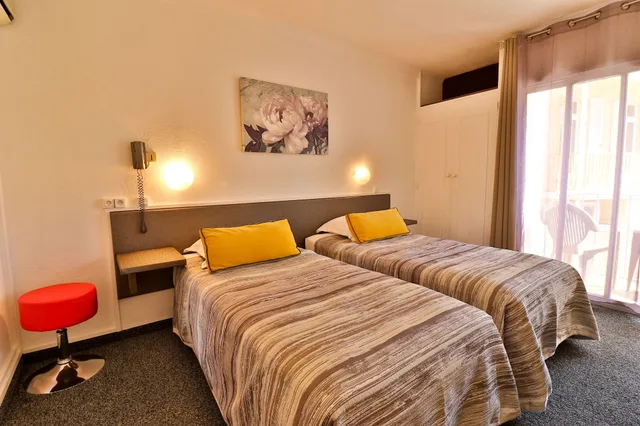 غرفة سوبيريور بسريرين منفصلين بشرفة، HOtel Le Chardon Bleu 1/3