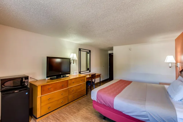غرفة بسرير كينج للمدخنين، Motel6 Albert Lea, MN 10/10
