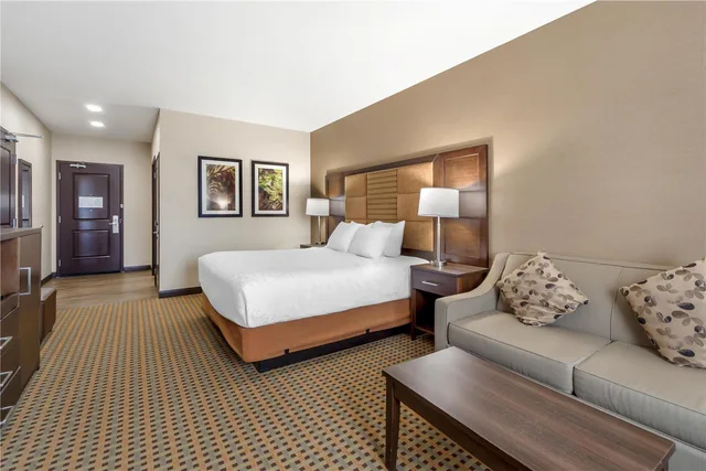 غرفة بسرير كينج مع أريكة لذوي الإعاقة، Best Western Plus Hinton Inn and Suites 3/4