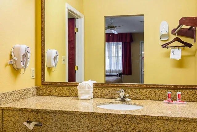 غرفة قياسية بسريرين كوين، Econo Lodge Inn and Suites Bryant 2/3